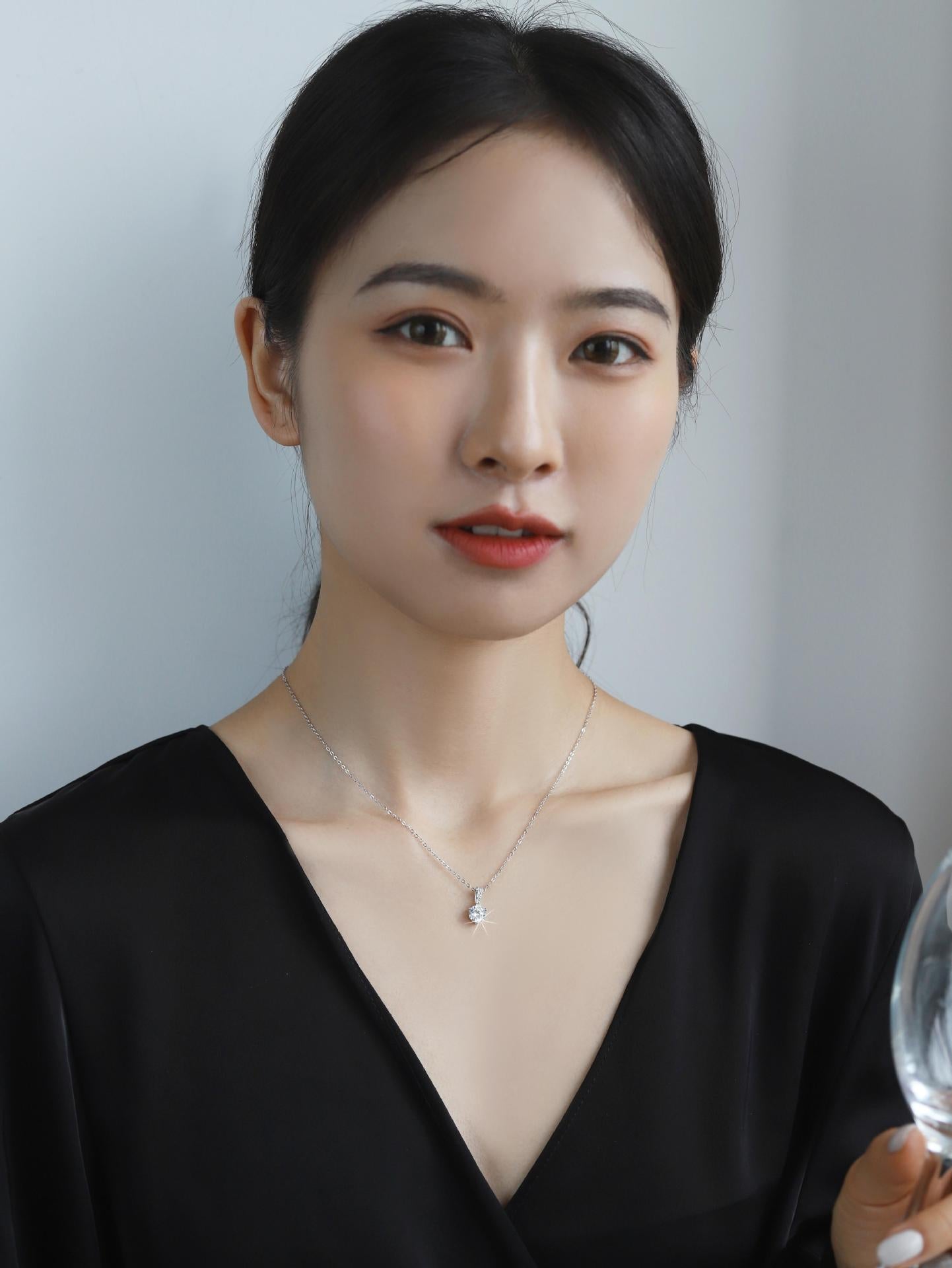 Live Cross-Border Hot-Selling Moissanite Necklace Elegant Versatile Light Luxury High-End Feel Women's S925 Sterling Silver Collarbone Chain