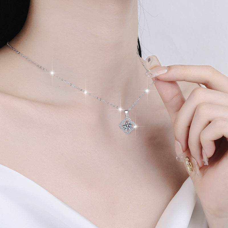 Source 925 Sterling Silver Clavicle Chain Women's Four-Leaf Clover Fashion 1 Carat Moissanite Pendant Necklace