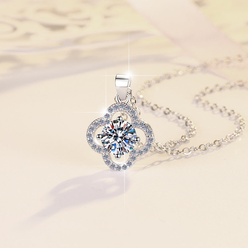 Source 925 Sterling Silver Clavicle Chain Women's Four-Leaf Clover Fashion 1 Carat Moissanite Pendant Necklace