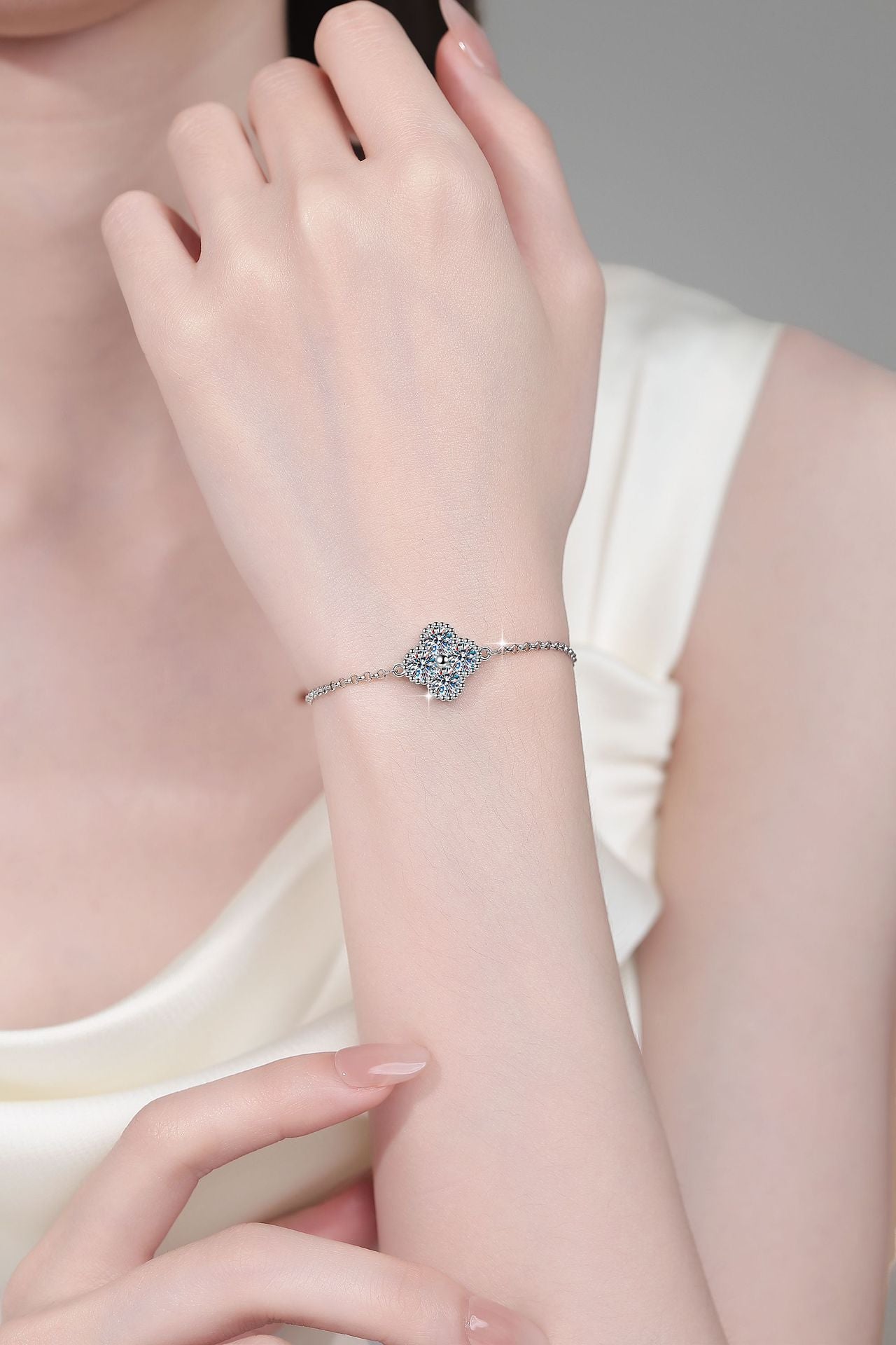 Four-leaf Clover Bracelet Korean Fashion European and American Hot-selling Moissanite Jewelry High-end S925 Silver Jewelry Wholesale Cross-border