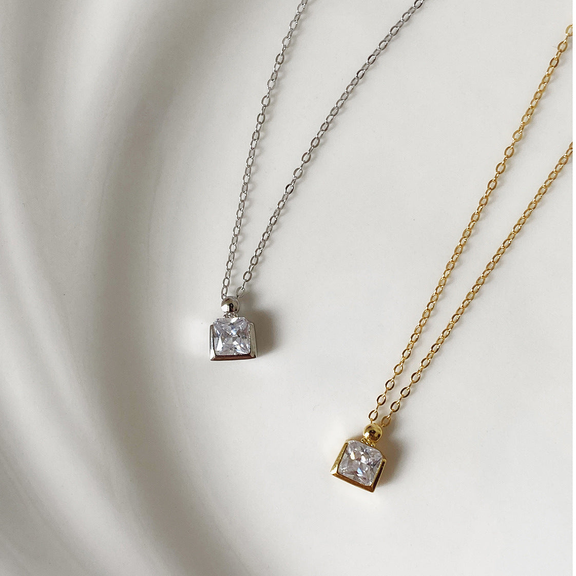 Single Zircon Perfume Bottle Necklace for Women