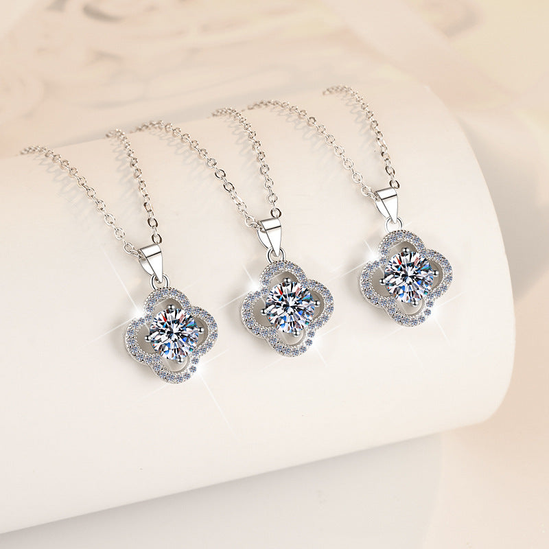 Source 925 Sterling Silver Clavicle Chain Women's Four-Leaf Clover Fashion 1 Carat Moissanite Pendant Necklace