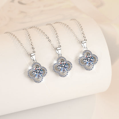 Source 925 Sterling Silver Clavicle Chain Women's Four-Leaf Clover Fashion 1 Carat Moissanite Pendant Necklace