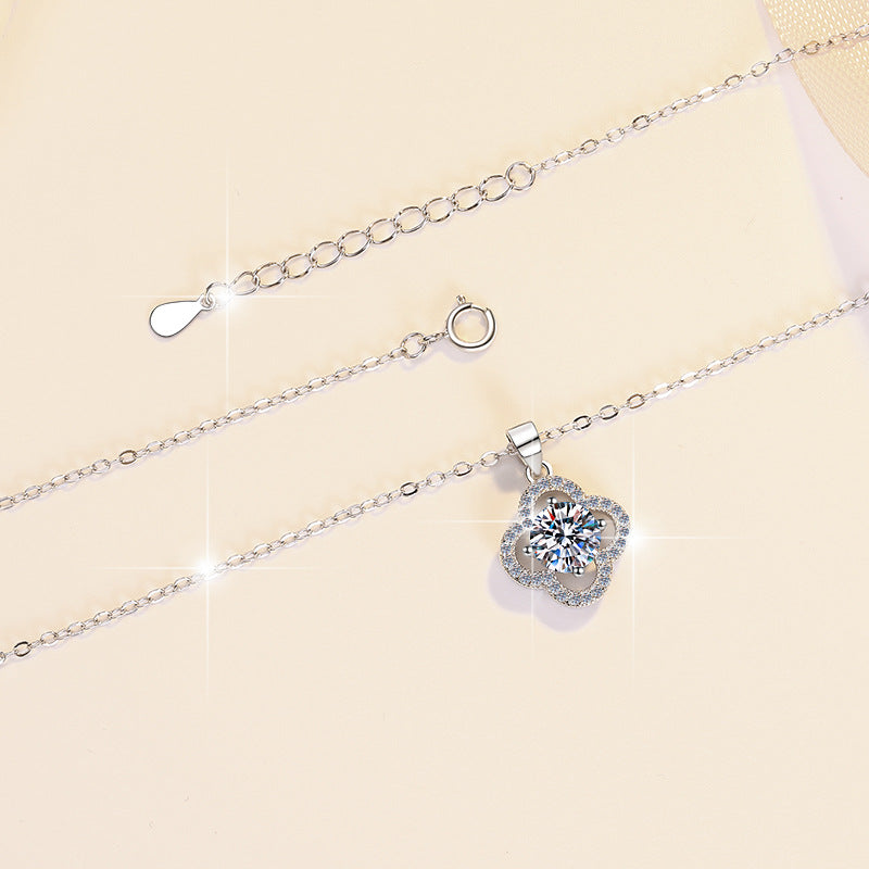 Source 925 Sterling Silver Clavicle Chain Women's Four-Leaf Clover Fashion 1 Carat Moissanite Pendant Necklace