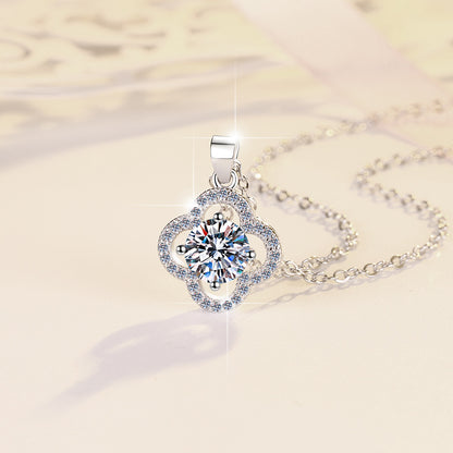 Source 925 Sterling Silver Clavicle Chain Women's Four-Leaf Clover Fashion 1 Carat Moissanite Pendant Necklace