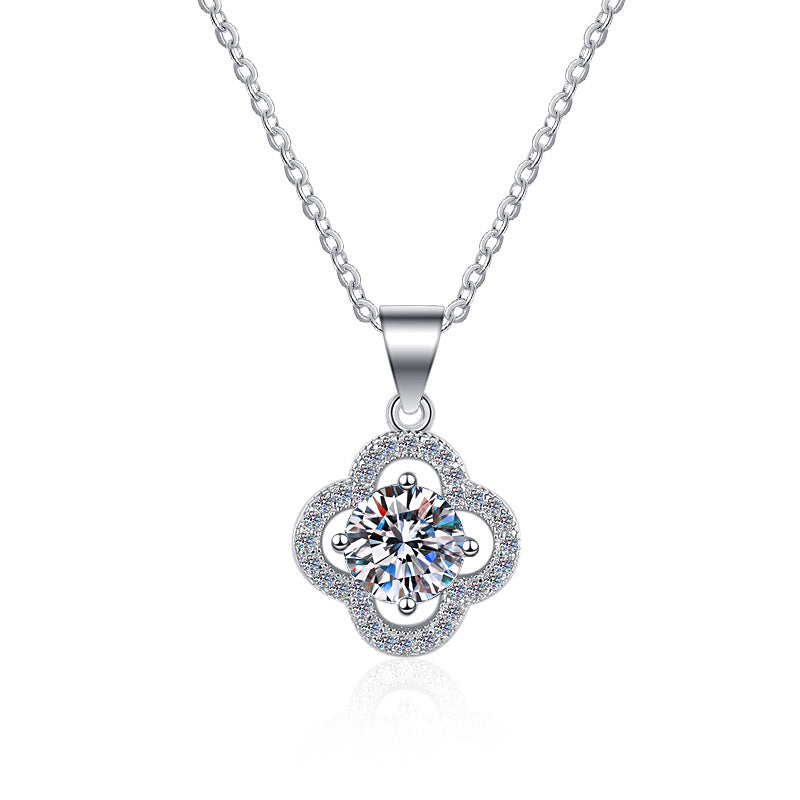 Source 925 Sterling Silver Clavicle Chain Women's Four-Leaf Clover Fashion 1 Carat Moissanite Pendant Necklace