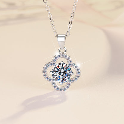Source 925 Sterling Silver Clavicle Chain Women's Four-Leaf Clover Fashion 1 Carat Moissanite Pendant Necklace