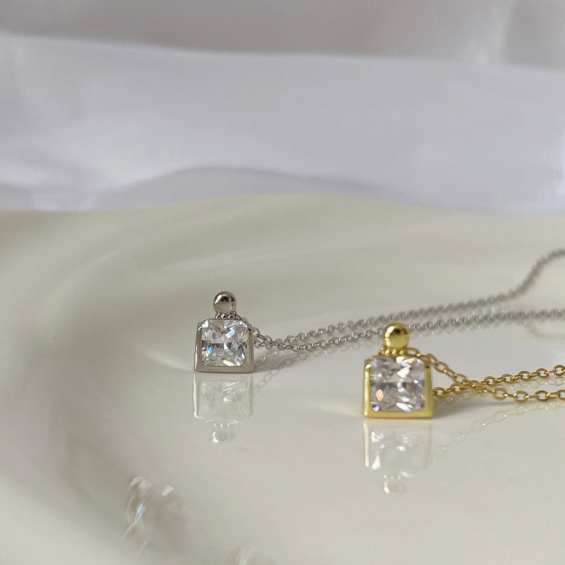 Single Zircon Perfume Bottle Necklace for Women