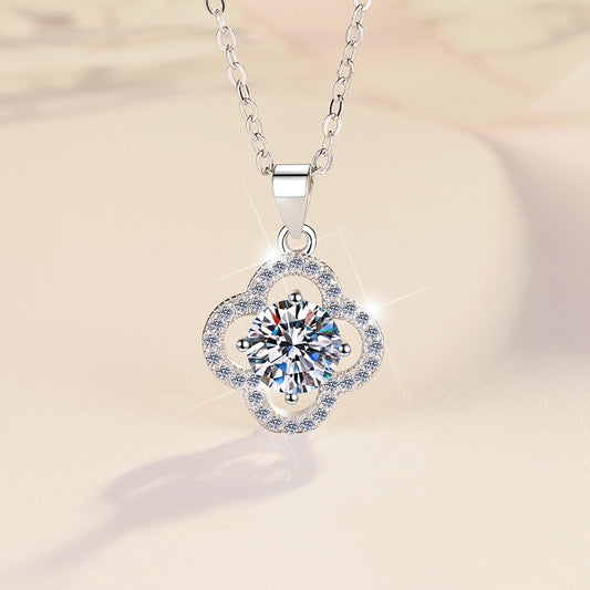 Source 925 Sterling Silver Clavicle Chain Women's Four-Leaf Clover Fashion 1 Carat Moissanite Pendant Necklace
